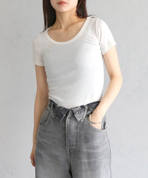 cheriella(シェリエラ)の「【cheriella】UネックベーシックTシャツ(Tシャツ/カットソー・レディース・アイボリー/ブラック/ライトカーキ・FREE)」の2枚目の写真