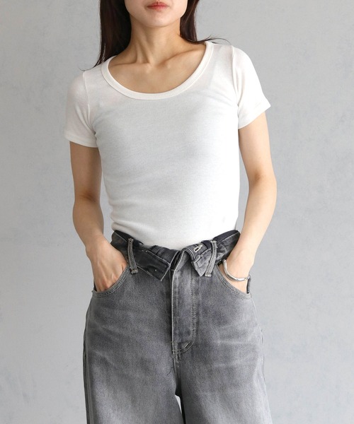 cheriella(シェリエラ)の「【cheriella】UネックベーシックTシャツ(Tシャツ/カットソー・レディース・アイボリー/ブラック/ライトカーキ・FREE)」の4枚目の写真