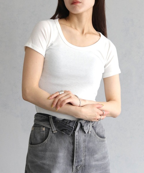 cheriella(シェリエラ)の「【cheriella】UネックベーシックTシャツ(Tシャツ/カットソー・レディース・アイボリー/ブラック/ライトカーキ・FREE)」の5枚目の写真