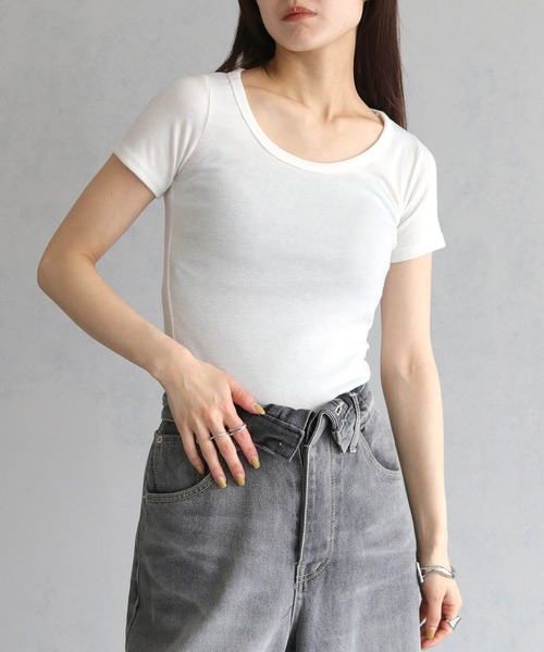 cheriella(シェリエラ)の「【cheriella】UネックベーシックTシャツ(Tシャツ/カットソー・レディース・アイボリー/ブラック/ライトカーキ・FREE)」の6枚目の写真