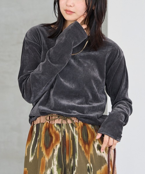 LAVEANGE(ラビアンジェ)の「フロッキーベロアプルオーバー(Tシャツ/カットソー・レディース・ブラック/グレイッシュベージュ/カーキ/アイボリー/ピンク/ブラウン・LL/3L/4L/M/5L)」の4枚目の写真