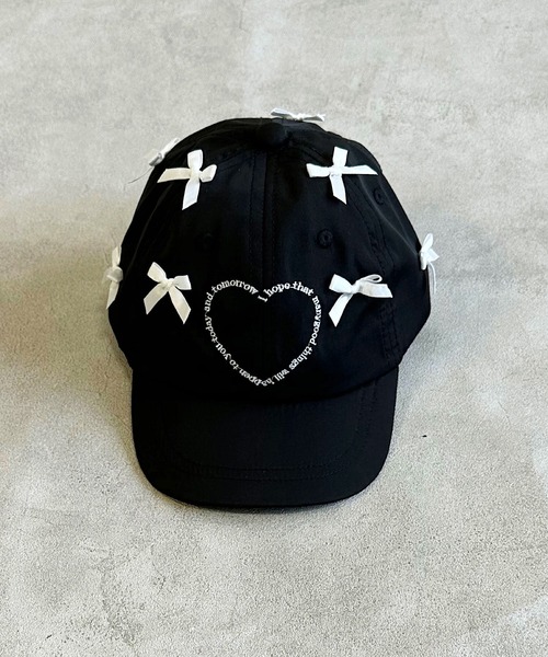 GRIN BUDDY(グリンバディ)の「【GRIN BUDDY】別注 Heart Ribbon Cap(ブラック)(キャップ・キッズ・ブラック・52/54)」の2枚目の写真