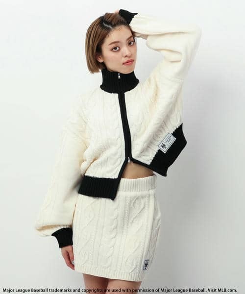 BACK TO THE FIELD（バック トゥー ザ フィールド）の「【MLB】ワッペン付ハイネックケーブルニットセットアップ（ワンピース・レディース・ブラック/ホワイト系/ベージュ・FREE）」の2枚目の写真