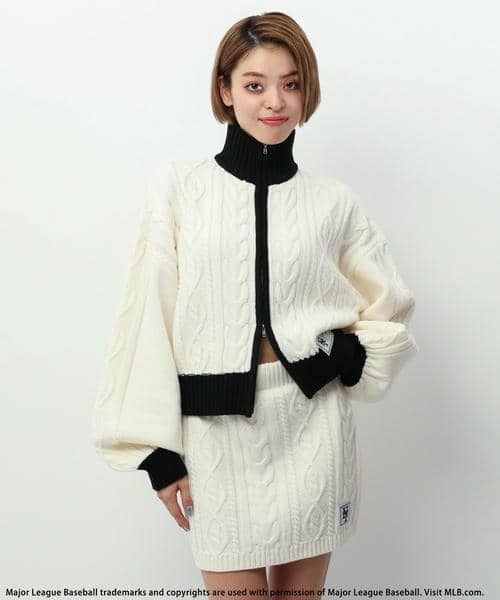 BACK TO THE FIELD（バック トゥー ザ フィールド）の「【MLB】ワッペン付ハイネックケーブルニットセットアップ（ワンピース・レディース・ブラック/ホワイト系/ベージュ・FREE）」の4枚目の写真