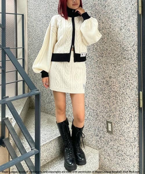BACK TO THE FIELD（バック トゥー ザ フィールド）の「【MLB】ワッペン付ハイネックケーブルニットセットアップ（ワンピース・レディース・ブラック/ホワイト系/ベージュ・FREE）」の5枚目の写真