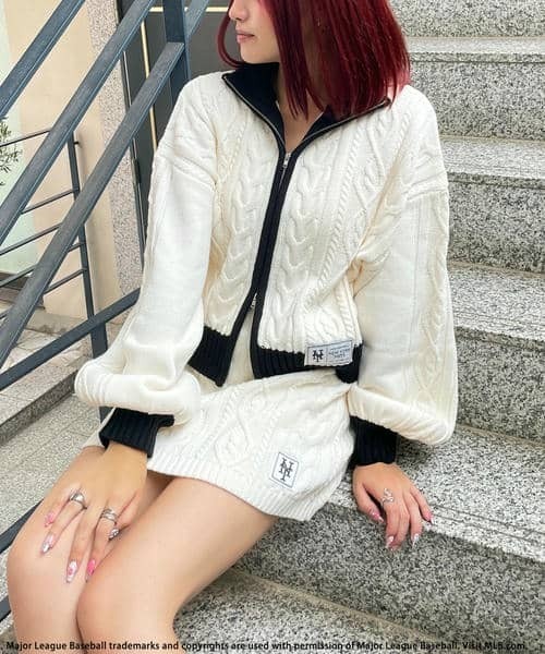 BACK TO THE FIELD（バック トゥー ザ フィールド）の「【MLB】ワッペン付ハイネックケーブルニットセットアップ（ワンピース・レディース・ブラック/ホワイト系/ベージュ・FREE）」の6枚目の写真