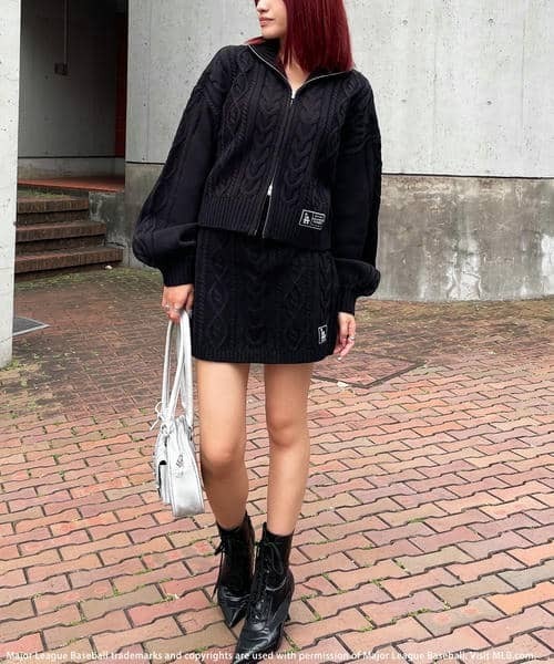 BACK TO THE FIELD（バック トゥー ザ フィールド）の「【MLB】ワッペン付ハイネックケーブルニットセットアップ（ワンピース・レディース・ブラック/ホワイト系/ベージュ・FREE）」の10枚目の写真