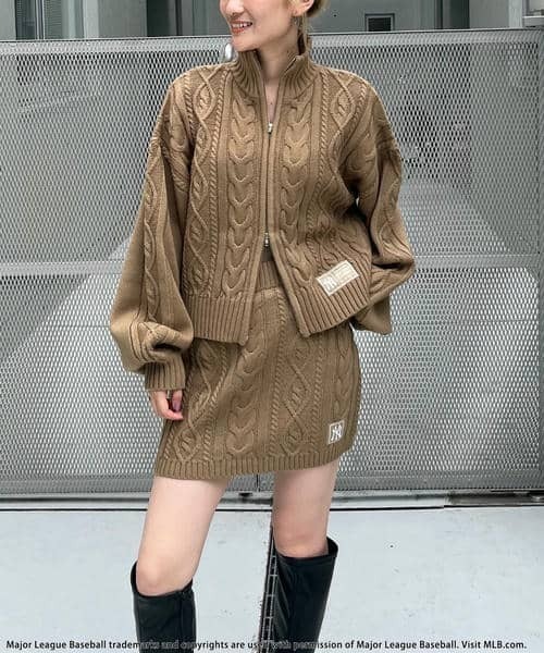 BACK TO THE FIELD（バック トゥー ザ フィールド）の「【MLB】ワッペン付ハイネックケーブルニットセットアップ（ワンピース・レディース・ブラック/ホワイト系/ベージュ・FREE）」の16枚目の写真
