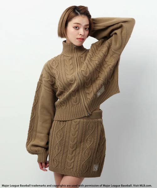 BACK TO THE FIELD（バック トゥー ザ フィールド）の「【MLB】ワッペン付ハイネックケーブルニットセットアップ（ワンピース・レディース・ブラック/ホワイト系/ベージュ・FREE）」の18枚目の写真