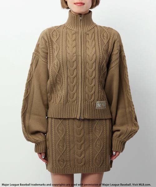 BACK TO THE FIELD（バック トゥー ザ フィールド）の「【MLB】ワッペン付ハイネックケーブルニットセットアップ（ワンピース・レディース・ブラック/ホワイト系/ベージュ・FREE）」の19枚目の写真