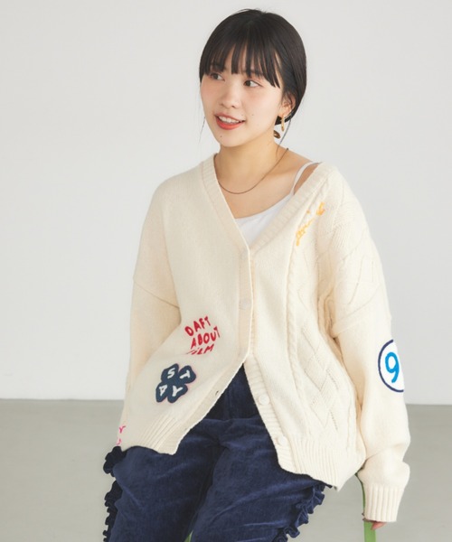RODEO CROWNS WIDE BOWL（ロデオクラウンズワイドボウル）の「EMB MOTIFSケーブルカーディガン（カーディガン/ボレロ・レディース・ピンク/ブラック/オフホワイト/ダークグリーン・FREE）」の2枚目の写真