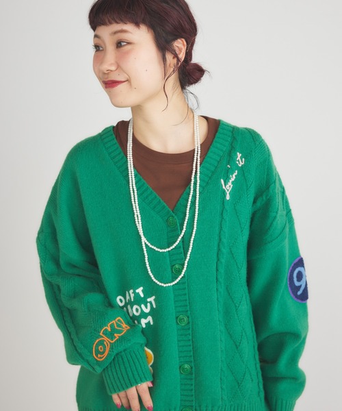 RODEO CROWNS WIDE BOWL（ロデオクラウンズワイドボウル）の「EMB MOTIFSケーブルカーディガン（カーディガン/ボレロ・レディース・ピンク/ブラック/オフホワイト/ダークグリーン・FREE）」の4枚目の写真