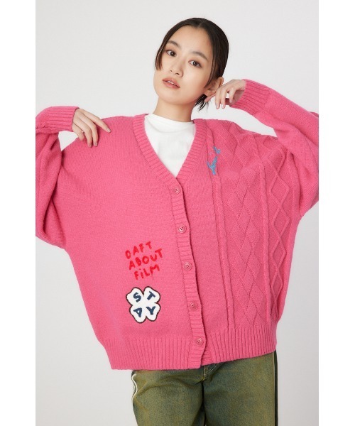 RODEO CROWNS WIDE BOWL（ロデオクラウンズワイドボウル）の「EMB MOTIFSケーブルカーディガン（カーディガン/ボレロ・レディース・ピンク/ブラック/オフホワイト/ダークグリーン・FREE）」の5枚目の写真