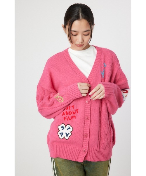RODEO CROWNS WIDE BOWL（ロデオクラウンズワイドボウル）の「EMB MOTIFSケーブルカーディガン（カーディガン/ボレロ・レディース・ピンク/ブラック/オフホワイト/ダークグリーン・FREE）」の6枚目の写真