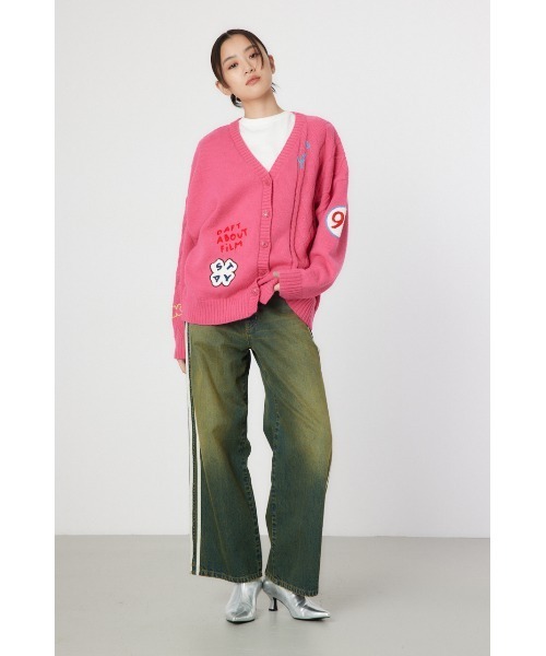 RODEO CROWNS WIDE BOWL（ロデオクラウンズワイドボウル）の「EMB MOTIFSケーブルカーディガン（カーディガン/ボレロ・レディース・ピンク/ブラック/オフホワイト/ダークグリーン・FREE）」の9枚目の写真