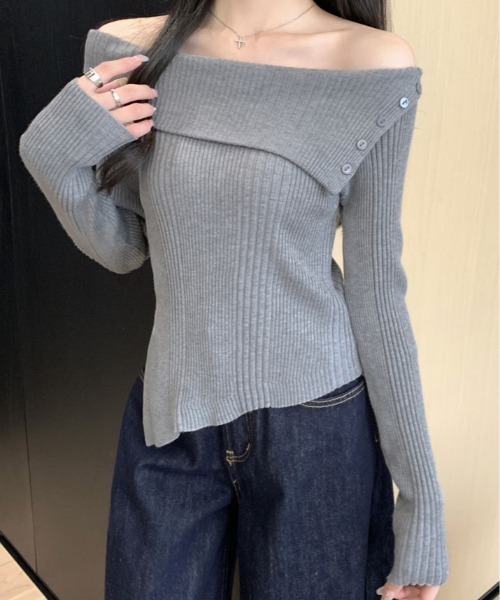 kirakiraShop(キラキラショップ)の「ボタン アクセント オフショル ニット トップス(ニット/セーター・レディース・ホワイト/ブラック/チャコール/グレー/レッド/ブラウン・FREE)」の3枚目の写真