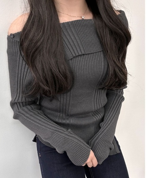 kirakiraShop(キラキラショップ)の「ボタン アクセント オフショル ニット トップス(ニット/セーター・レディース・ホワイト/ブラック/チャコール/グレー/レッド/ブラウン・FREE)」の9枚目の写真