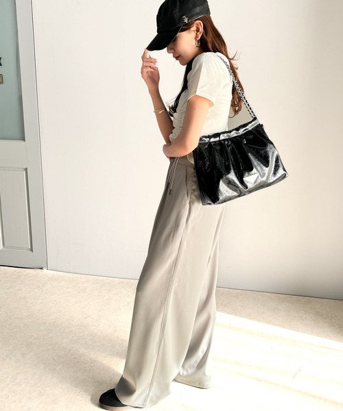 mily bilet(ミウィビレット)の「【mily bilet】洗練デザイン&機能性。エンボス加工フェイクレザー2WAYショルダーバッグ(ショルダーバッグ・レディース・アイボリー/シルバー/ブラック・ONE SIZE)」の9枚目の写真