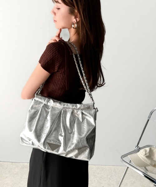 mily bilet(ミウィビレット)の「【mily bilet】洗練デザイン&機能性。エンボス加工フェイクレザー2WAYショルダーバッグ(ショルダーバッグ・レディース・アイボリー/シルバー/ブラック・ONE SIZE)」の11枚目の写真
