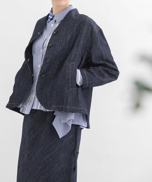 nop de nod(ノップドゥノッド)の「コットンリネンエルボーロゴ刺繍ノーカラージャケット(ノーカラージャケット・レディース・ブラック/インディゴブルー/キナリ・M)」の3枚目の写真