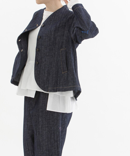 nop de nod(ノップドゥノッド)の「コットンリネンエルボーロゴ刺繍ノーカラージャケット(ノーカラージャケット・レディース・ブラック/インディゴブルー/キナリ・M)」の8枚目の写真
