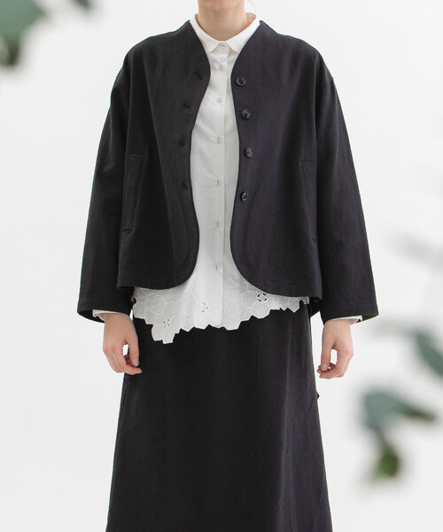 nop de nod(ノップドゥノッド)の「コットンリネンエルボーロゴ刺繍ノーカラージャケット(ノーカラージャケット・レディース・ブラック/インディゴブルー/キナリ・M)」の16枚目の写真