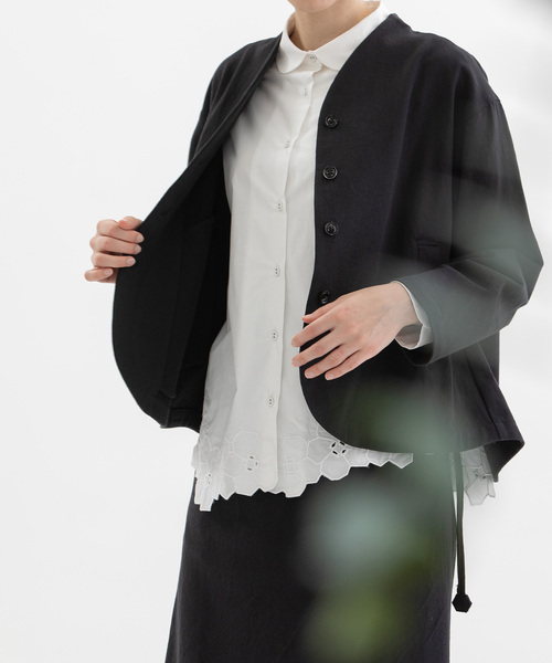 nop de nod(ノップドゥノッド)の「コットンリネンエルボーロゴ刺繍ノーカラージャケット(ノーカラージャケット・レディース・ブラック/インディゴブルー/キナリ・M)」の17枚目の写真