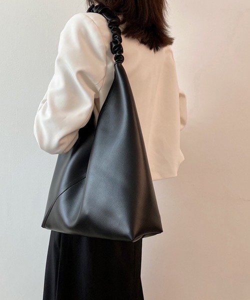 MAGASIN DE MODE Chou Chou(マガジンデモードシュシュ)の「【MAGASIN DE MODE Chou Chou】タックトライアングルトートバッグ 三角トートバッグ SNBD(トートバッグ・レディース・ブラック/グレイッシュベージュ/アイボリー・FREE)」の4枚目の写真