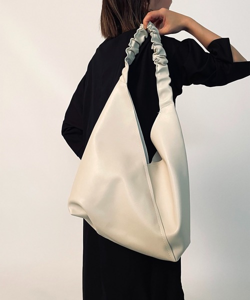 MAGASIN DE MODE Chou Chou(マガジンデモードシュシュ)の「【MAGASIN DE MODE Chou Chou】タックトライアングルトートバッグ 三角トートバッグ SNBD(トートバッグ・レディース・ブラック/グレイッシュベージュ/アイボリー・FREE)」の5枚目の写真
