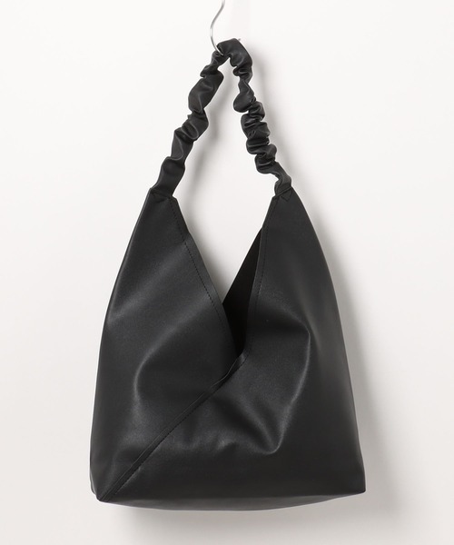 MAGASIN DE MODE Chou Chou(マガジンデモードシュシュ)の「【MAGASIN DE MODE Chou Chou】タックトライアングルトートバッグ 三角トートバッグ SNBD(トートバッグ・レディース・ブラック/グレイッシュベージュ/アイボリー・FREE)」の6枚目の写真