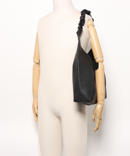 MAGASIN DE MODE Chou Chou(マガジンデモードシュシュ)の「【MAGASIN DE MODE Chou Chou】タックトライアングルトートバッグ 三角トートバッグ SNBD(トートバッグ・レディース・ブラック/グレイッシュベージュ/アイボリー・FREE)」の9枚目の写真