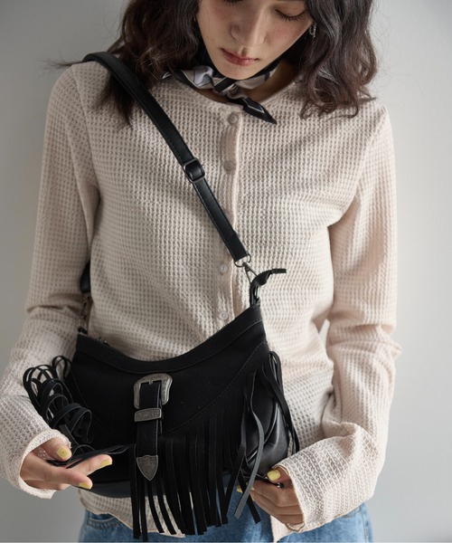 THE YOn（ザヨン）の「フェイクスエードウエスタンバックルフリンジショルダーバッグ（ショルダーバッグ・レディース・ブラウン/ベージュ/ブラック・FREE）」の20枚目の写真