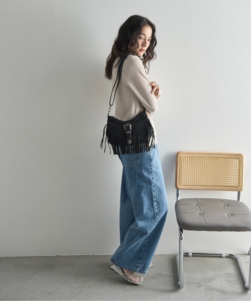 THE YOn（ザヨン）の「フェイクスエードウエスタンバックルフリンジショルダーバッグ（ショルダーバッグ・レディース・ブラウン/ベージュ/ブラック・FREE）」の13枚目の写真