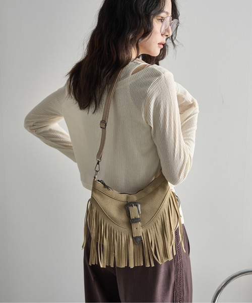 THE YOn（ザヨン）の「フェイクスエードウエスタンバックルフリンジショルダーバッグ（ショルダーバッグ・レディース・ブラウン/ベージュ/ブラック・FREE）」の10枚目の写真