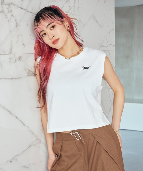 NIKE（ナイキ）の「ナイキ スポーツウェア クラブ ウィメンズ スリーブレス クロップド Tシャツ / Nike Sportswear Club Women's Sleeveless Cropped Tee HF9532-100 White（タンクトップ・レディース・ホワイト・M/XS/S/L/XL）」の3枚目の写真