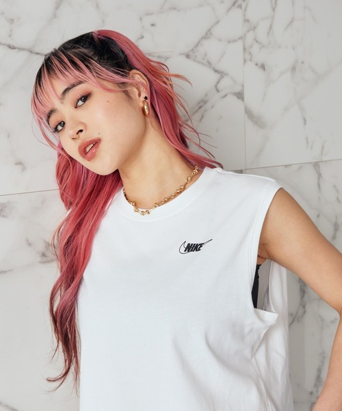 NIKE（ナイキ）の「ナイキ スポーツウェア クラブ ウィメンズ スリーブレス クロップド Tシャツ / Nike Sportswear Club Women's Sleeveless Cropped Tee HF9532-100 White（タンクトップ・レディース・ホワイト・M/XS/S/L/XL）」の7枚目の写真