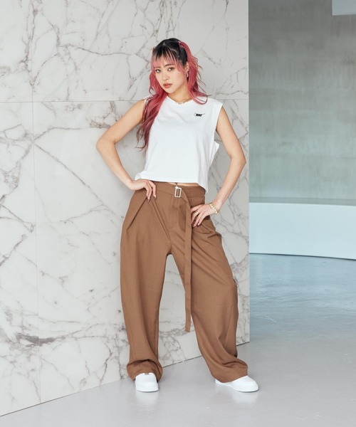 NIKE（ナイキ）の「ナイキ スポーツウェア クラブ ウィメンズ スリーブレス クロップド Tシャツ / Nike Sportswear Club Women's Sleeveless Cropped Tee HF9532-100 White（タンクトップ・レディース・ホワイト・M/XS/S/L/XL）」の5枚目の写真