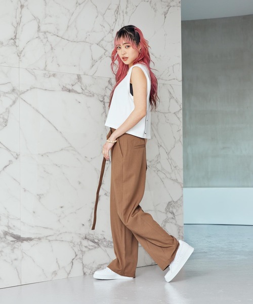 NIKE（ナイキ）の「ナイキ スポーツウェア クラブ ウィメンズ スリーブレス クロップド Tシャツ / Nike Sportswear Club Women's Sleeveless Cropped Tee HF9532-100 White（タンクトップ・レディース・ホワイト・M/XS/S/L/XL）」の6枚目の写真