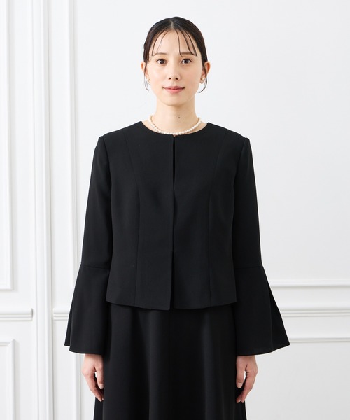 AIMER（エメ）の「【喪服・礼服】タックフレアスリーブノーカラーブラックフォーマルジャケット（ノーカラージャケット・レディース・ブラック・SMALL/MEDIUM/LARGE/X-LARGE）」の3枚目の写真