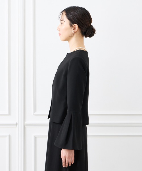 AIMER（エメ）の「【喪服・礼服】タックフレアスリーブノーカラーブラックフォーマルジャケット（ノーカラージャケット・レディース・ブラック・SMALL/MEDIUM/LARGE/X-LARGE）」の4枚目の写真