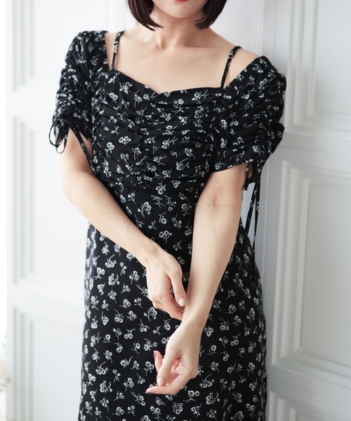 Ruwan yu(ルワンユー)の「ギャザー花柄ワンピース【大きいサイズ対応】(ワンピース・レディース・ブラック・4L/3L/LL/L)」の2枚目の写真