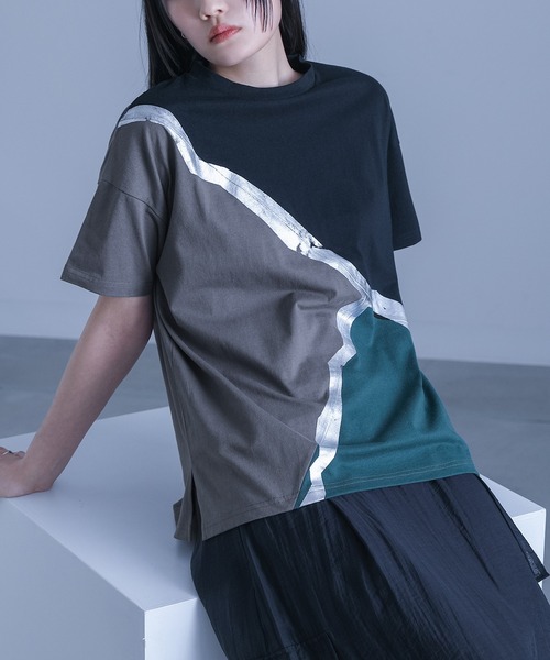 kOhAKU(コハク)の「『配色切替箔ラインカットソー』(Tシャツ/カットソー・レディース・ブラック/オフホワイト・1/2)」の1枚目の写真