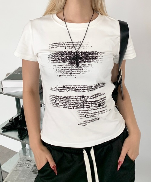 lilful(リルフル)の「フロントレタリングロゴ コンパクトTシャツ(Tシャツ/カットソー・レディース・ホワイト・M/S)」の1枚目の写真