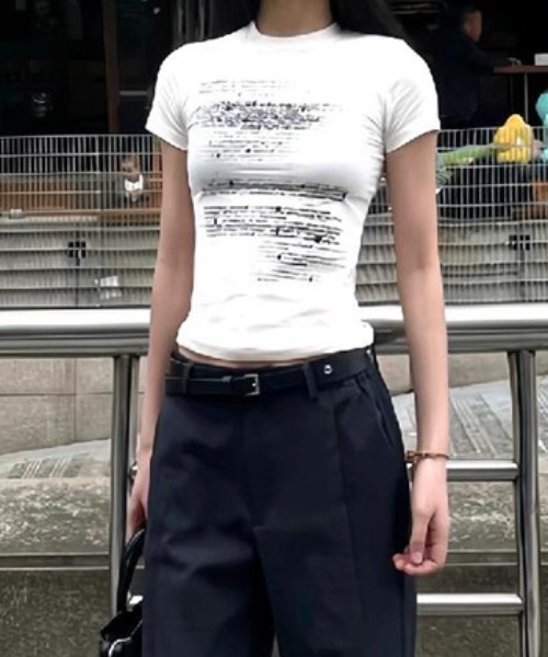 lilful(リルフル)の「フロントレタリングロゴ コンパクトTシャツ(Tシャツ/カットソー・レディース・ホワイト・M/S)」の6枚目の写真
