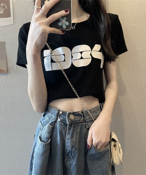 B'day(ビーデイ)の「【 B'day / ビーデー 】クロップド プリントTシャツ(Tシャツ/カットソー・レディース・ブラック/ベージュ/ホワイト・MEDIUM/LARGE/X-LARGE)」の1枚目の写真