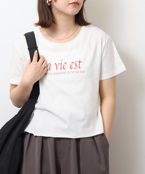 atONE(アットワン)の「ショート丈裾フリンジオーバサイズシルエットロゴプリントTシャツ(Tシャツ/カットソー・レディース・ブルー系2/グレー系6/ブラック系6/ブラック系5/ブラック系4/ブラック系3/ホワイト系6/ホワイト系5/ホワイト系4/ホワイト系3/ホワイト系2/ブルー系その他4/グリーン系その他5/ブラック系その他2/ブラック系その他/クリーム/パープル系3/ホワイト系1・M/L)」の2枚目の写真