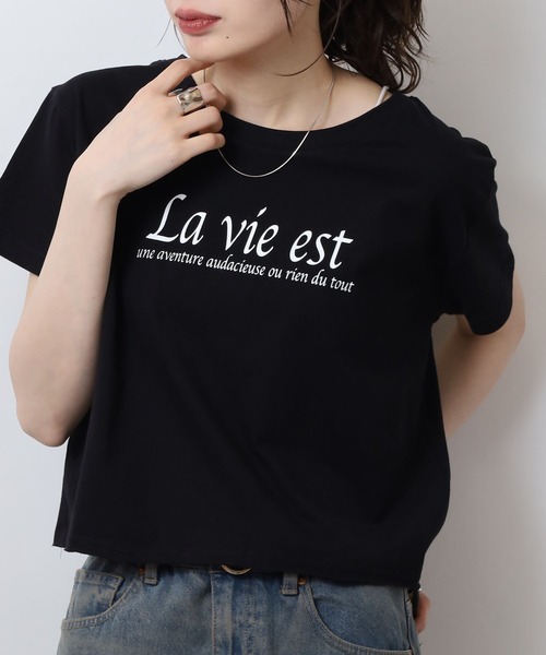atONE(アットワン)の「ショート丈裾フリンジオーバサイズシルエットロゴプリントTシャツ(Tシャツ/カットソー・レディース・ブルー系2/グレー系6/ブラック系6/ブラック系5/ブラック系4/ブラック系3/ホワイト系6/ホワイト系5/ホワイト系4/ホワイト系3/ホワイト系2/ブルー系その他4/グリーン系その他5/ブラック系その他2/ブラック系その他/クリーム/パープル系3/ホワイト系1・M/L)」の8枚目の写真