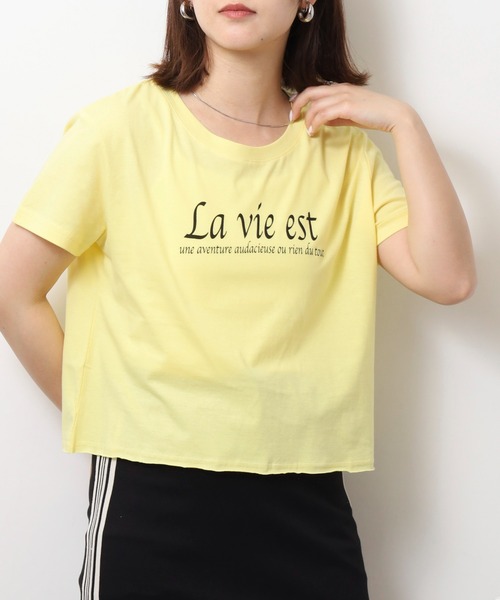 atONE(アットワン)の「ショート丈裾フリンジオーバサイズシルエットロゴプリントTシャツ(Tシャツ/カットソー・レディース・ブルー系2/グレー系6/ブラック系6/ブラック系5/ブラック系4/ブラック系3/ホワイト系6/ホワイト系5/ホワイト系4/ホワイト系3/ホワイト系2/ブルー系その他4/グリーン系その他5/ブラック系その他2/ブラック系その他/クリーム/パープル系3/ホワイト系1・M/L)」の1枚目の写真