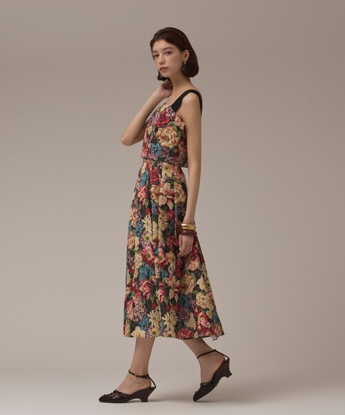 GRACE CONTINENTAL(グレースコンチネンタル)の「アンティークフラワータックスカート(スカート・レディース・レッド/ブラック・36/38)」の4枚目の写真