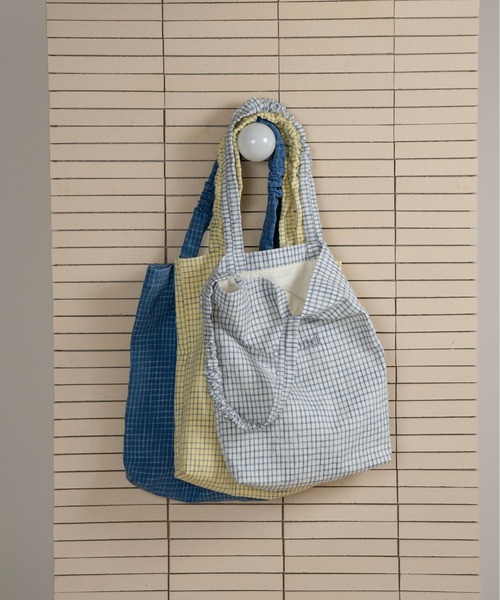 lawgy（ラウジー）の「handle gather check tote bag / ハンドルギャザーチェックトートバッグ（トートバッグ・レディース・ホワイト/ブルー/イエロー・FREE）」の4枚目の写真